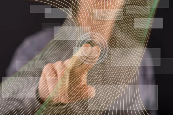 Человек трогает концепцию виртуальной технологии на сенсорном экране — стоковое фото