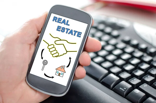 Pojem Real estate na smartphone — Stock fotografie
