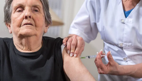 Mulher idosa a receber uma injecção — Fotografia de Stock