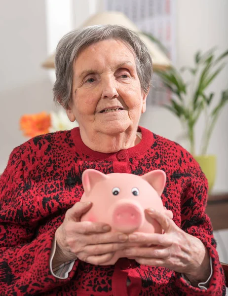 Mujer mayor con alcancía — Foto de Stock