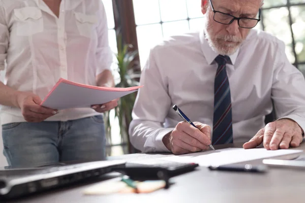 Senior manager che lavora con l'assistente esecutivo — Foto Stock