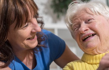 Kızıyla birlikte mutlu büyükanne portresi
