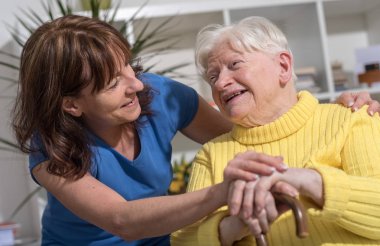 Kızıyla birlikte mutlu büyükanne portresi