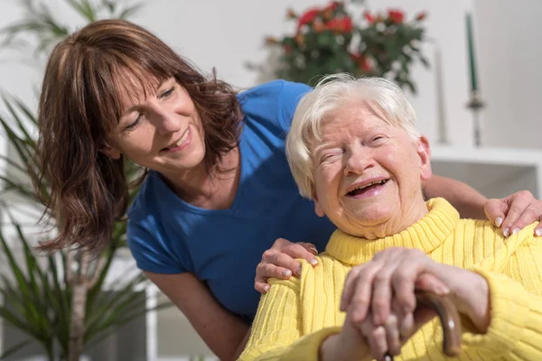 Portret van gelukkig grootmoeder met haar dochter — Stockfoto