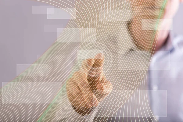 Homme touchant un concept de technologie virtuelle sur un écran tactile — Photo
