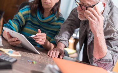 Tablet üzerinde çalışan üst düzey iş adamları