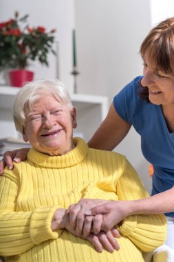 Kızıyla birlikte mutlu büyükanne portresi