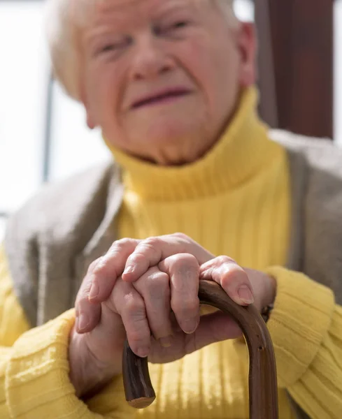 Stara kobieta z jej ręce na trzciny cukrowej — Zdjęcie stockowe