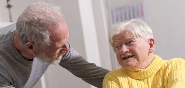 Retrato de la abuela feliz con su hijo — Foto de Stock