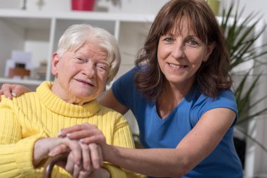 Kızıyla birlikte mutlu büyükanne portresi