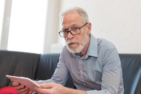 Portrait of senior man using a tablet — Stock Photo, Image