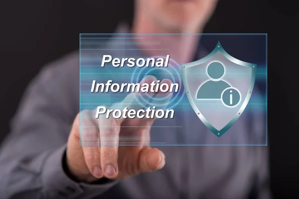 Ο άνθρωπος που αγγίζει μια έννοια προστασία προσωπικών πληροφοριών σε μια touc — Φωτογραφία Αρχείου