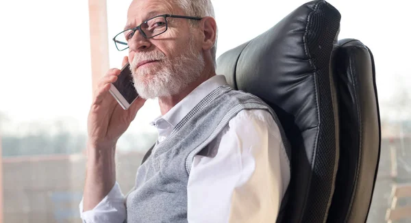 Portret brodatego starszy biznesmen rozmowy na telefon komórkowy, — Zdjęcie stockowe