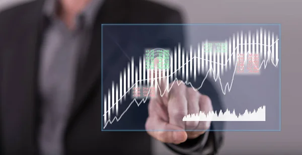 Homem tocando um conceito de mercado de ações em uma tela sensível ao toque — Fotografia de Stock