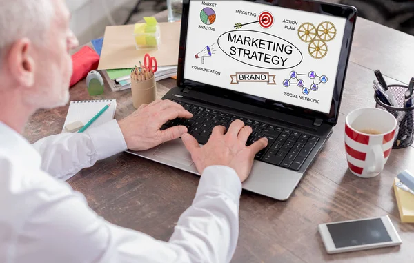 Concepto de estrategia de marketing en una pantalla portátil — Foto de Stock