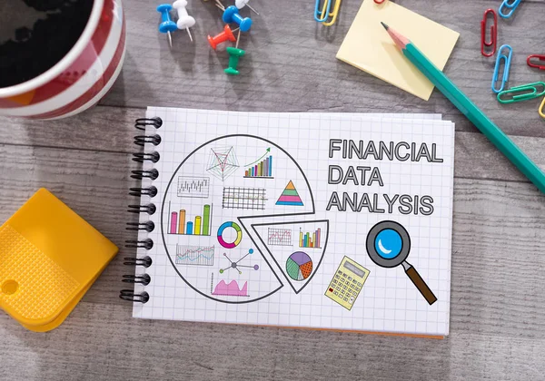 Pojęcie analizy danych finansowych w Notatniku — Zdjęcie stockowe