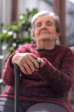 Yaşlı kadın onunla bir baston eller