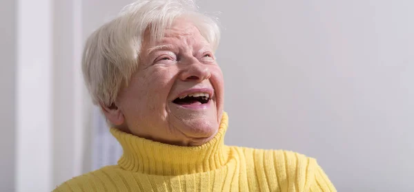 Retrato de una mujer mayor feliz — Foto de Stock