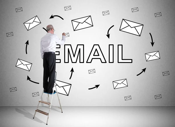 Concepto de correo electrónico dibujado por un hombre en una escalera —  Fotos de Stock