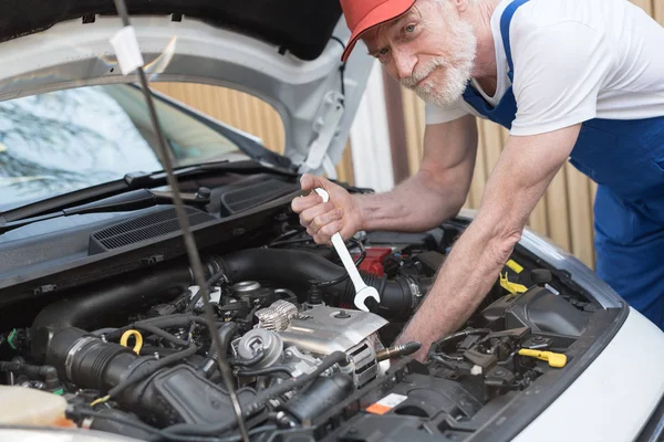 Araba motor çalışan araba tamircisi — Stok fotoğraf