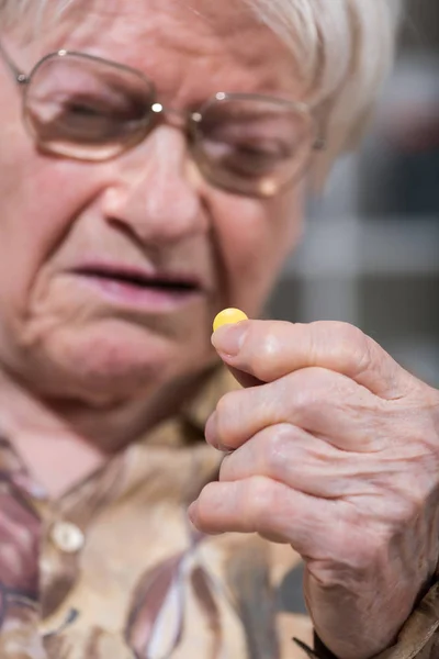 老妇人正在接受药物治疗 — 图库照片