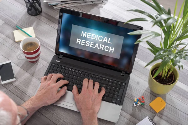 Concept de recherche médicale sur un ordinateur portable — Photo