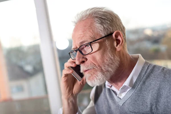Portrait d'un homme d'affaires barbu parlant sur un téléphone portable — Photo