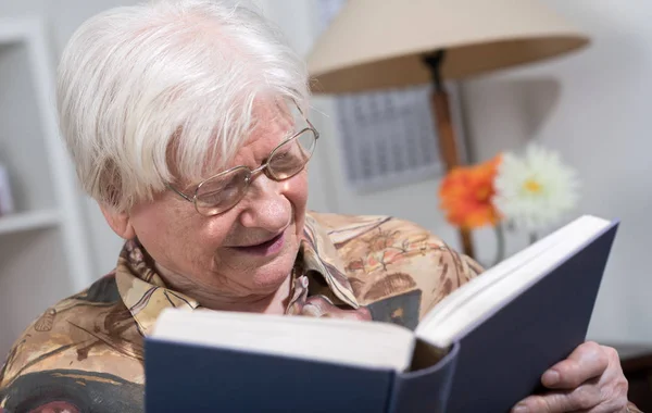 Anciana leyendo un libro — Foto de Stock