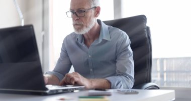 Dizüstü bilgisayar, ışık efekti çalışan üst düzey işadamı portresi