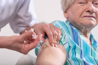 Kadın kıdemli bir enjeksiyon almak