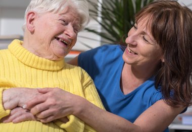 Kızıyla birlikte mutlu büyükanne portresi