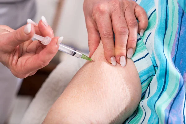 Senior vrouw krijgen van een injectie — Stockfoto