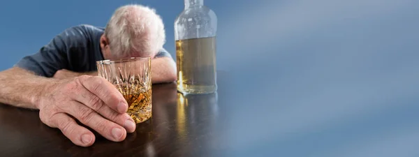 П'яний чоловік спить на столі після зловживання алкоголем — стокове фото