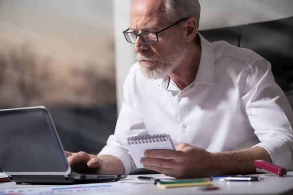 Senior zakenman die op laptop, lichteffect, hard licht werkt — Stockfoto