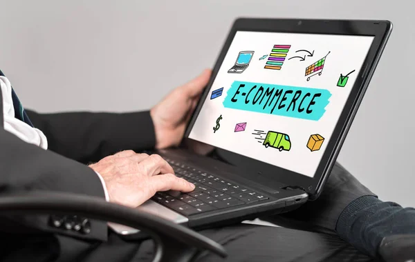 E-handel begrepp på en bärbar dator — Stockfoto