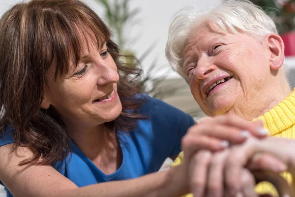 Porträtt av glad mormor med hennes dotter — Stockfoto