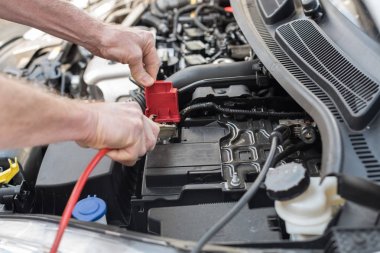 El araba mekanik araba pil jumper kablo kullanarak