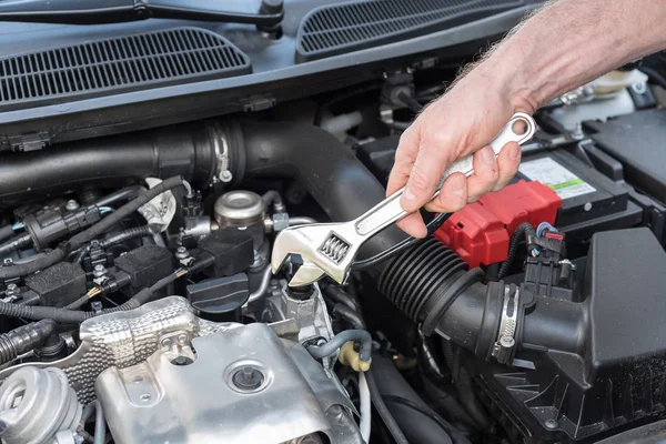 Manos del mecánico del coche que trabaja en el motor del coche — Foto de Stock