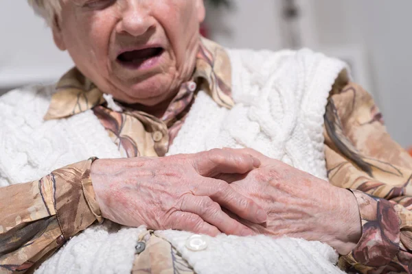 Senior kobieta cierpi na atak serca — Zdjęcie stockowe