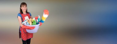 Boya, vernik ile bir kova tutarak hizmetçi