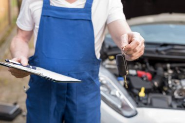Araba motoru kontrol ettikten sonra arabanın anahtarlarını teslim mekanik