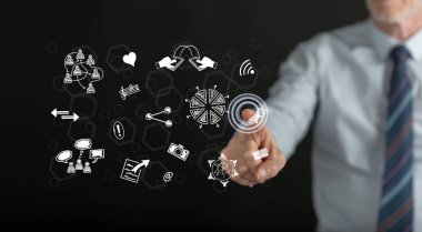 Adam bir dokunmatik ekran paylaşımı semboller dokunmadan