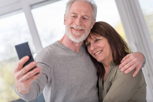 Couple d'âge mûr prenant un selfie — Photo