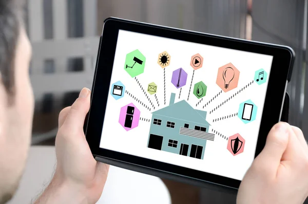 Concepto de domótica inteligente en una tableta — Foto de Stock