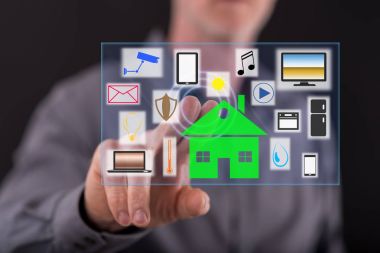 Adam akıllı bir ev concept bir dokunmatik ekran üzerinde dokunmadan