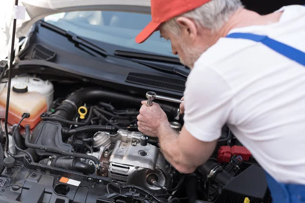 Auto monteur werken aan auto motor — Stockfoto