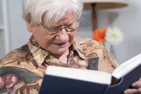 Mulher velha lendo um livro — Fotografia de Stock