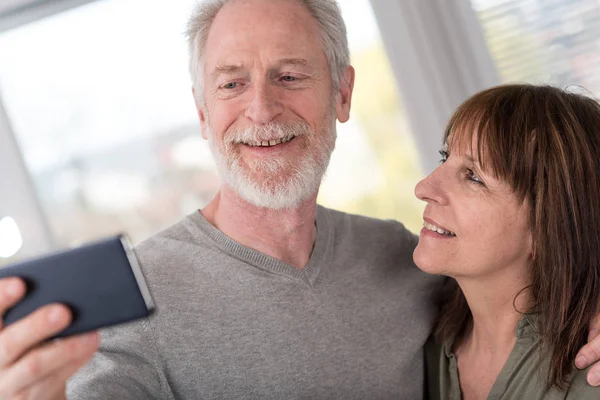 Couple d'âge mûr prenant un selfie — Photo