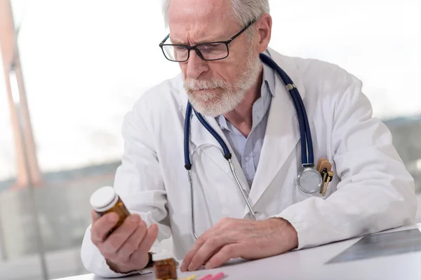 Porträt des Arztes beim Medizincheck — Stockfoto