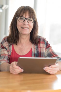 Olgun kadın tablet kullanma